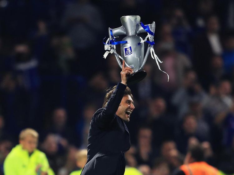 Foto: Conte dan Trofinya di Inggris