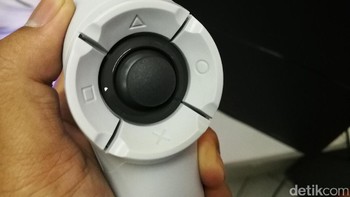 Dan di bagian ujung belakang, terdapat analog R3 yang dikelilingi tombol segitiga, silang, lingkaran, dan kotak. Foto: Muhammad Alif Goenawan/detikINET