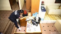 Tempat penampungan yang digeledah itu dalam keadaan kosong. Hanya berkas-berkas yang dapat ditemui di tempat tersebut.