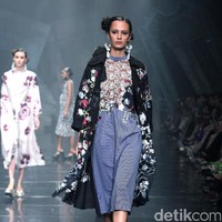 Rancangan Terbaru Biyan Wannatmadja yang Mengusung Tema Elsewhere di Ballroom Dharmawangsa Hotel. Jakarta. [Foto: Mohammad Abduh/Wolipop]