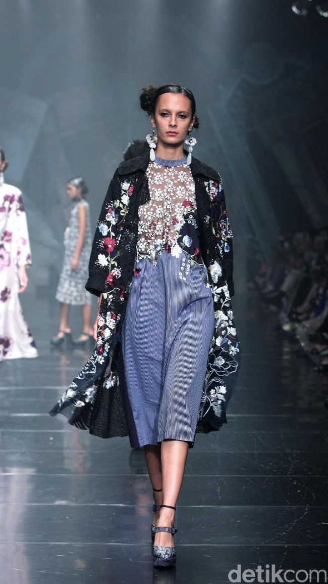 Rancangan Terbaru Biyan Wannatmadja yang Mengusung Tema Elsewhere di Ballroom Dharmawangsa Hotel. Jakarta. [Foto: Mohammad Abduh/Wolipop]