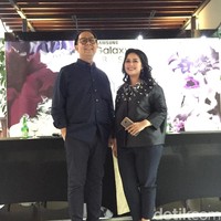 Sebuah gebrakan dihadirkan oleh desainer senior Biyan Wanaatmadja tahun ini. Untuk pertama kalinya, ia memperkenalkan koleksi yang terbuat dari tenun khas Sumba, Nusa Tenggara Timur. Tak berhenti di situ, karyanya juga belum lama ini menjadi andalan putri Presiden AS Donald Trump, Ivanka Trump, saat berkunjung ke India. Foto: Daniel Ngantung/Wolipop