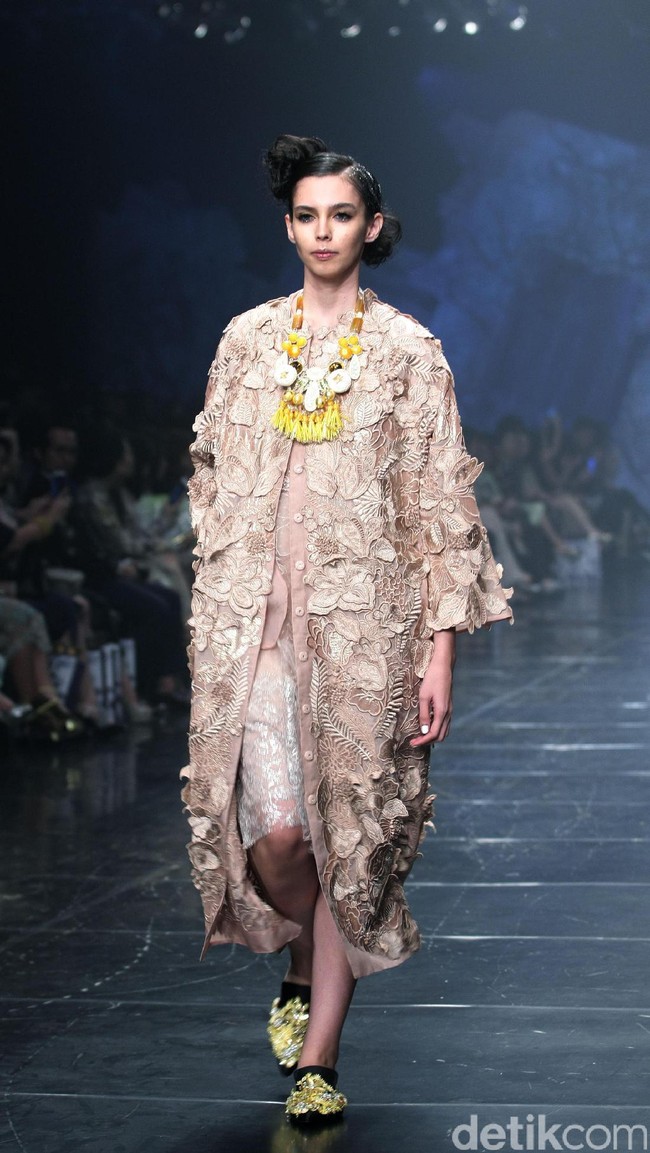 Rancangan Terbaru Biyan Wannatmadja yang Mengusung Tema Elsewhere di Ballroom Dharmawangsa Hotel. Jakarta. [Foto: Mohammad Abduh/Wolipop]