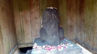 Di teras selanjutnya, arca phallus ini juga bisa dilihat traveler dalam naungan rumah-rumahan. Arca phallus ini diberi taburan bunga dan juga dupa sebagai bentuk persembahan (Wahyu/detikTravel)