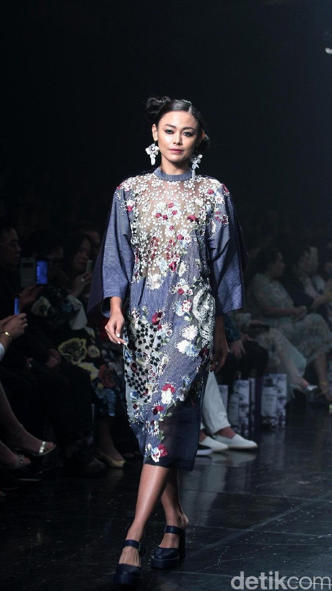 Rancangan Terbaru Biyan Wannatmadja yang Mengusung Tema Elsewhere di Ballroom Dharmawangsa Hotel. Jakarta. [Foto: Mohammad Abduh/Wolipop]