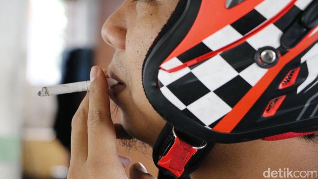 Merokok di Sepeda Motor