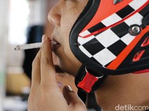 Berkendara Sambil Ngerokok Bisa Ditilang, Sanksinya Nggak Tanggung-tanggung