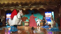 Foto: Muqam adalah seni pertunjukan Suku Uyghur yang mirip dengan opera, menggabungkan antara musik tradisional, lagu dan drama (Is Mujiarso/detikTravel)
