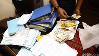 Penyidik Bareskrim Polri mengamankan sejumlah dokumen seperti ijazah dan KTP.