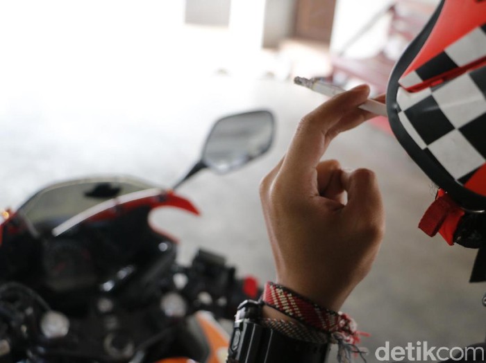 Kata Pembaca Tentang Kebiasaan Merokok Sambil Naik Motor