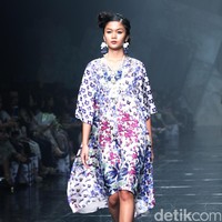 Rancangan Terbaru Biyan Wannatmadja yang Mengusung Tema Elsewhere di Ballroom Dharmawangsa Hotel. Jakarta. [Foto: Mohammad Abduh/Wolipop]