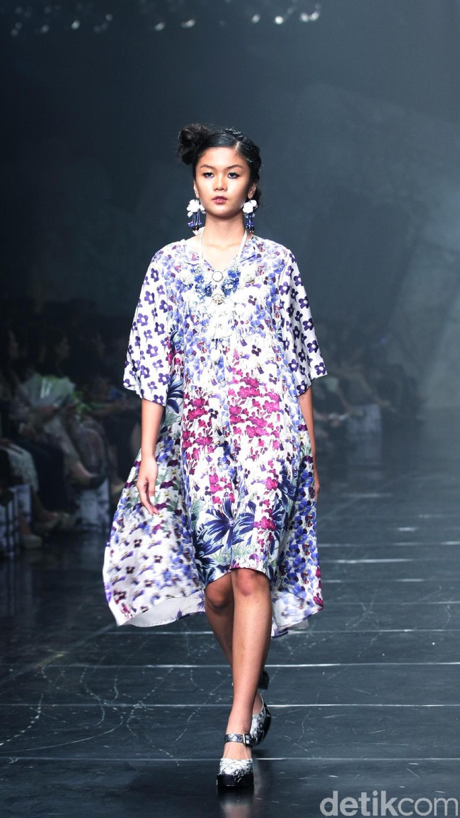 Rancangan Terbaru Biyan Wannatmadja yang Mengusung Tema Elsewhere di Ballroom Dharmawangsa Hotel. Jakarta. [Foto: Mohammad Abduh/Wolipop]