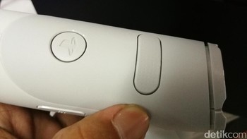 Sedangkan di bagian atas, terdapat tombol power PlayStation dan touch bar. Foto: Muhammad Alif Goenawan/detikINET