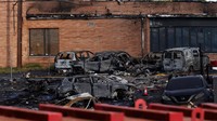 Kecelakaan tersebut membuat badan pesawat terbakar hingga menimbulkan kepulan asap hitam tebal dan menghanguskan sejumlah mobil.