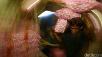 Sebelumnya pemerintah menetapkan harga bawang putih di pasaran maksimal Rp 38.000/kilogram (kg).