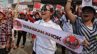 Massa meminta Ahok dibebaskan.