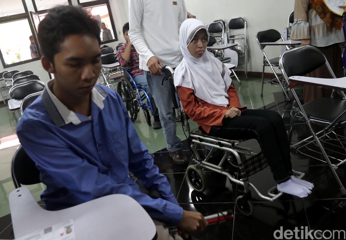 Semangat ABK Mengikuti SBMPTN

Para Anak Berkebutuhan Khusus (ABK) calon mahasiswa mengikuti ujian Seleksi Bersama Masuk Perguruan Tinggi Negeri (SBMPTN) 2017 di Universitas Indonesia, Depok, Jawa Barat, Selasa (16/05/2017). Meski memiliki kebutuhan khusus, para calon mahasiswa/i ini tetap semangat mengikuti ujian tersebut. Grandyos Zafna/detikcom