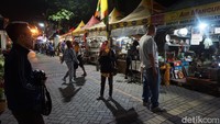 Di sini traveler akan menemukan berbagai macam barang-barang antik dan kerajinan tangan (Bonauli/detikTravel)