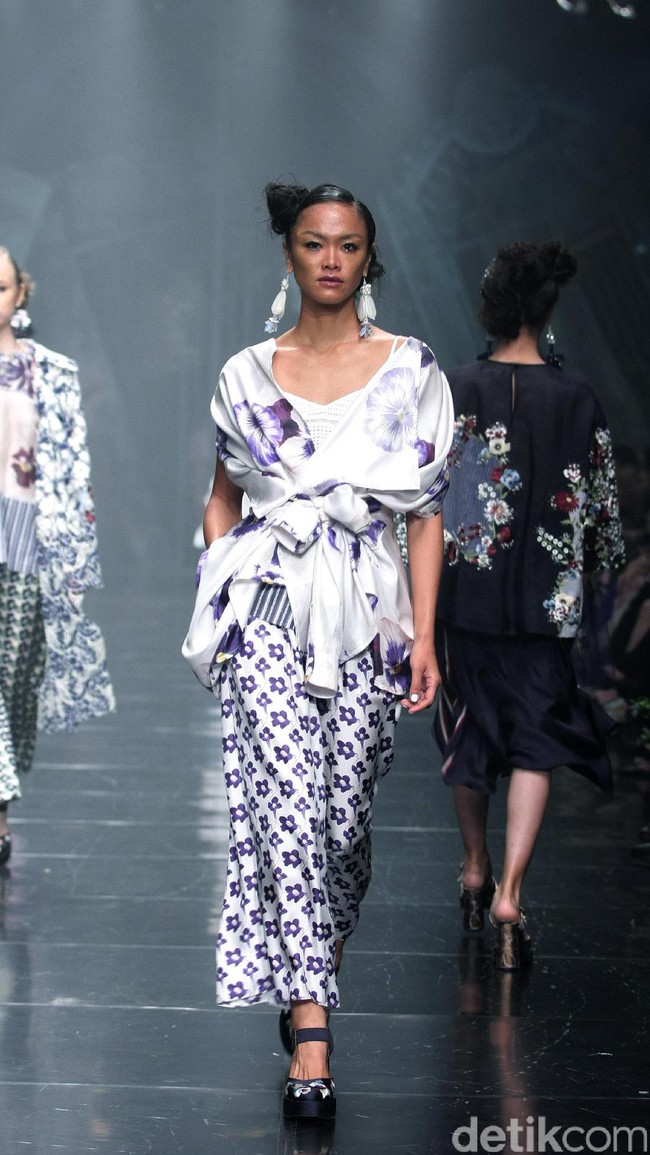 Rancangan Terbaru Biyan Wannatmadja yang Mengusung Tema Elsewhere di Ballroom Dharmawangsa Hotel. Jakarta. [Foto: Mohammad Abduh/Wolipop]