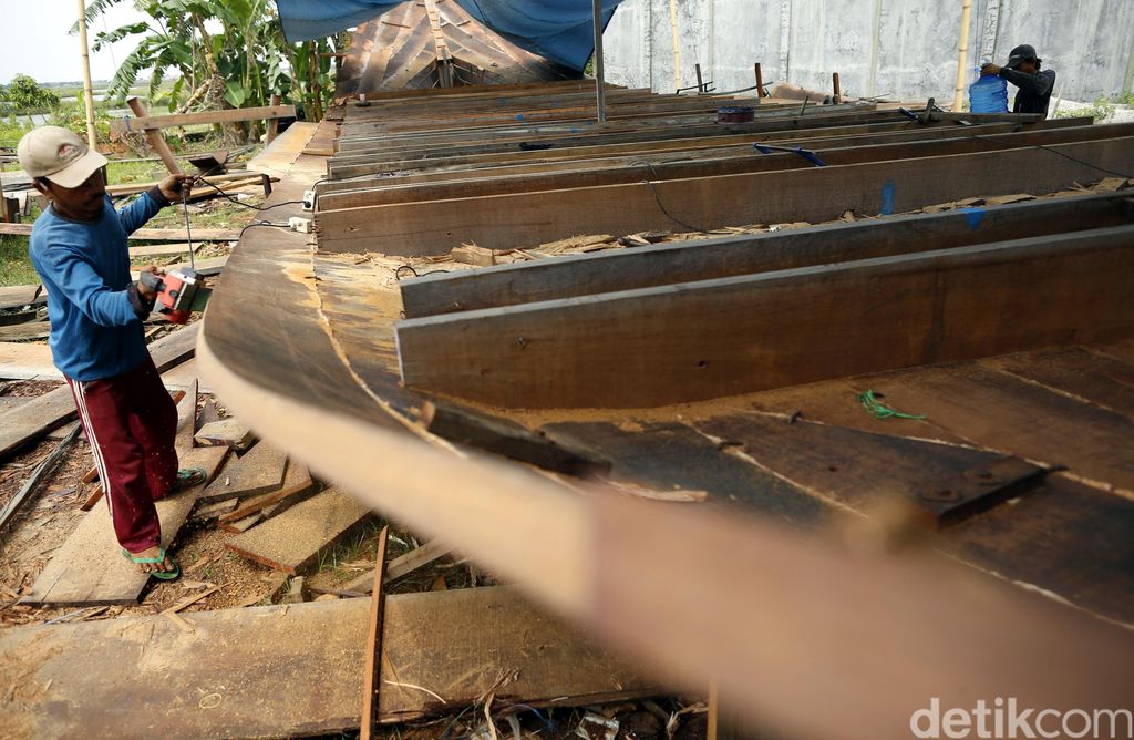 Bisnis pembuatan kapal nelayan juga ada di Indramayu, Jawa Barat. Prosesnya terbilang lumayan rumit dan membutuhkan biaya yang sangat besar. Begini prosesnya.