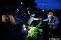 Suasana pasar di malam hari.