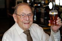 Di Usia 100 Tahun, Kakek Ini Dapat Stok Bir Gratis Seumur Hidup