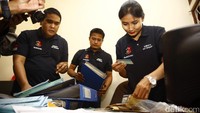 Penyidik Bareskrim Polri melakukan penggeledahan tempat penampungan TKI ilegal di Bekasi.