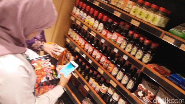  Polres Jakarta Selatan dan Badan Pengawas Obat dan Makanan (BPOM) DKI menggelar razia makanan di supermarket Kem Chicks, Kemang, Selasa (16/5/2017)