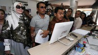 Dia berjalan bergandengan tangan dengan adiknya menuju ke ruangan penyidik.