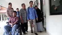 Para orang tua mengantar anak mereka hingga ke depan ruang ujian.