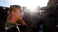 Seperti biasa, Sharapova tampil menawan dengan atasan v-neck, rok panjang, dan rambut yang terkucir (Foto: REUTERS/Stefano Rellandini)
