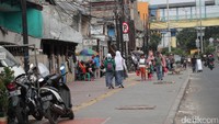 Dengan berjualan di trotoar jalan, sejumlah pedagang mengaku mendapat untuk dua kali lipat dari penjualan biasa.