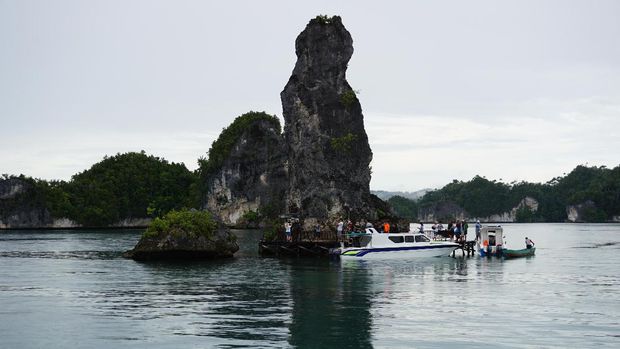 Batu pensil di depan batu wajah