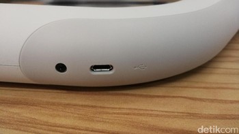 Adapula lubang jack audio 3,5 mm dan port micro USB untuk mengisi daya di sisi bawah. Foto: Muhammad Alif Goenawan/detikINET