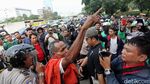 Agustinus Dipaksa Turun dari Baliho