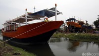 Berlokasi di sepanjang jalan Pantai Song, Indramayu, Jawa Barat, banyak terdapat galangan kapal dan tempat pembuatan perahu nelayan. Tepatnya di sepanjang bantaran Sungai Praja Gumiwang, kapal-kapal dari kayu yang berukuran di atas 30 grosston itu di produksi.