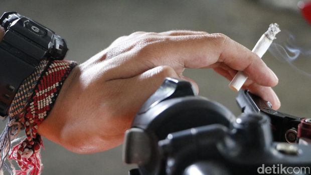 Merokok di Sepeda Motor