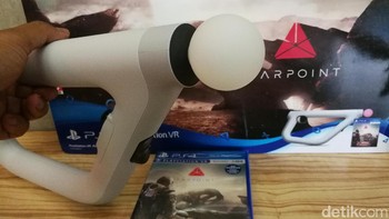 Sementara ujungnya berbentuk bulat, seperti PlayStation Move. Ujung kontroler ini akan menyala warna-warni sesuai dengan situasi. Foto: Muhammad Alif Goenawan/detikINET