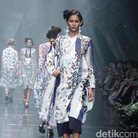 Rancangan Terbaru Biyan Wannatmadja yang Mengusung Tema Elsewhere di Ballroom Dharmawangsa Hotel. Jakarta. [Foto: Mohammad Abduh/Wolipop]