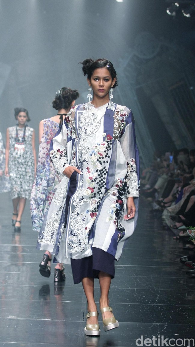 Rancangan Terbaru Biyan Wannatmadja yang Mengusung Tema Elsewhere di Ballroom Dharmawangsa Hotel. Jakarta. [Foto: Mohammad Abduh/Wolipop]