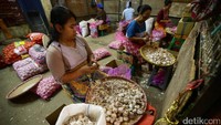 Sejumlah pedagang tengah mengupas bawang putih di Pasar Induk Kramat Jati.
