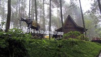 Rumah joglo yang usianya tua ini didatangkan dalam bentuk kayu, baru kemudian dirakit di Dago Dreampark. Kebanyakan rumah joglo ini berasal dari Jawa Tengah dan juga Jawa Timur (Wisma Putra/detikTravel)