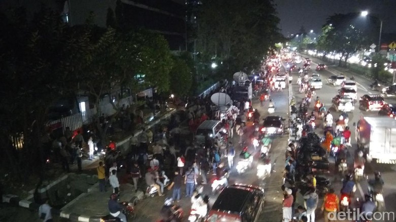 Usai Berorasi di PT DKI, Massa Pro-Ahok Bubarkan Diri Usai Berorasi di PT DKI, Massa Pro-Ahok Bubarkan Diri