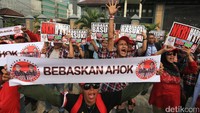Massa pendukung Ahok berorasi di depan Pengadilan Tinggi DKI Jakarta.