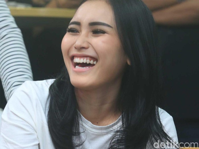 Mengintip Keseruan Ayu Ting Ting Potong Hewan Kurban