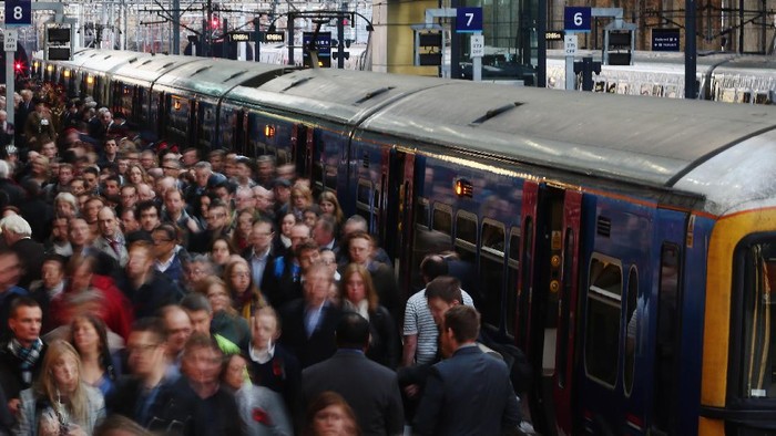 LONDON, ENGLAND - NOVEMBER 07:  Passengers disembark a train at Kings Cross station on November 7, 2014 in London, England.  (Photo by Dan Kitwood/Getty Images)