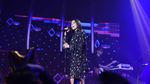 Senyum Manis Si Cantik Dua Lipa di Atas Panggung