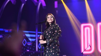 Senyum Manis Si Cantik Dua Lipa di Atas Panggung