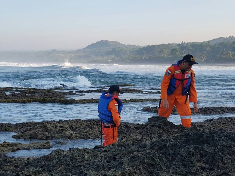 Cari 5 Siswa Hidayatullah Tim Sar Sisir Bibir Pantai Rancabuaya