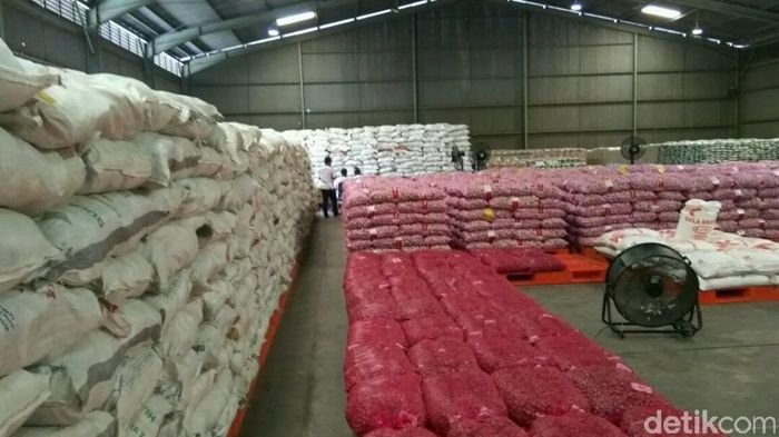 Mendag dan Dirut Bulog cek stok pangan Mendag dan Dirut Bulog cek bawang putih dan stok pangan lainnya.